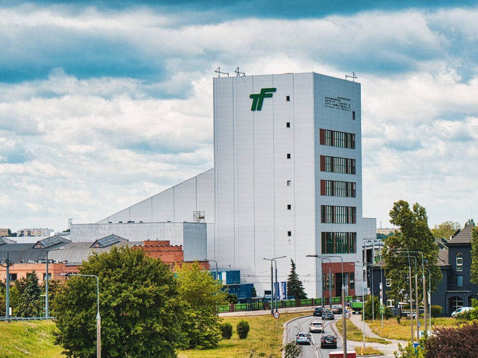 Wieża wysoka na 53 metry już stoi. Inwestycja w Bydgoszczy to element centrum badawczo-technologicznego TFKable