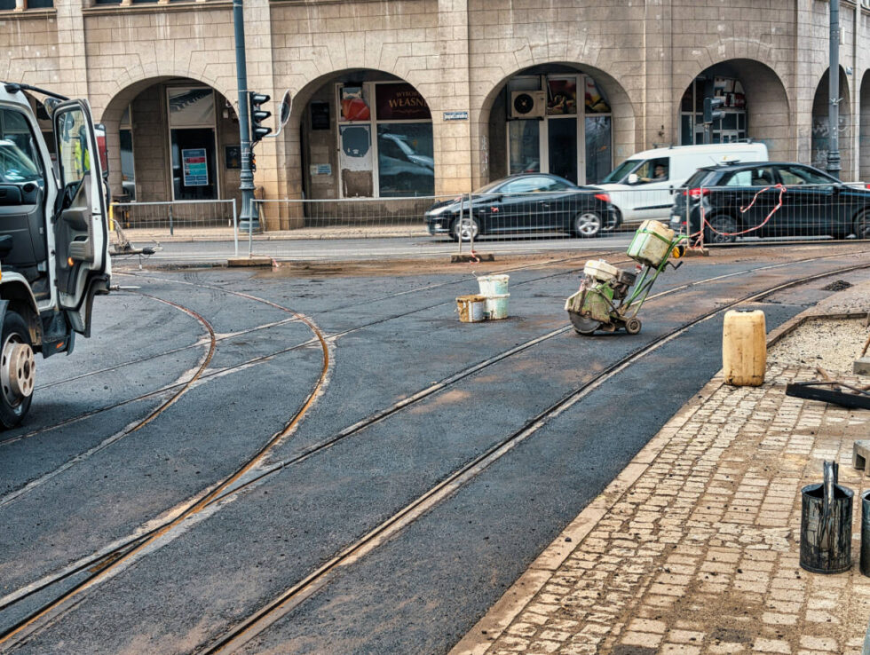 Koniec remontu torowiska przy Klaryskach. Tramwaje wracają na stare trasy [ZDJĘCIA]