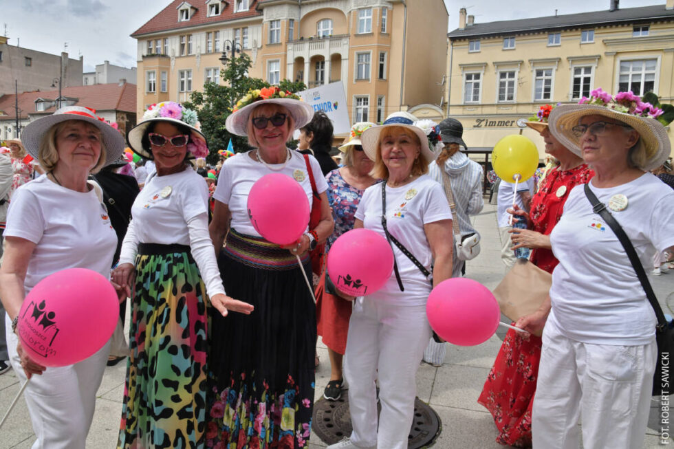 Seniorada 2025 rozpoczęta! Niepowtarzalne kapelusze na ulicach bydgoskiej starówki