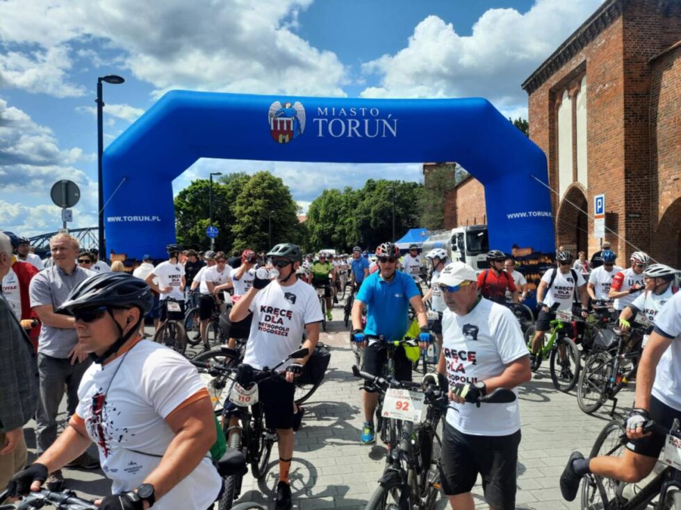 Rowerowy rajd frekwencyjny – Bydgoszcz pojechała do Torunia i jest już na mecie [WIDEO, ZDJĘCIA]