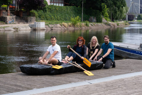 Ster na Bydgoszcz. Butelkowe łodzie w różnych kształtach - kosmonauci i pływający fortepian