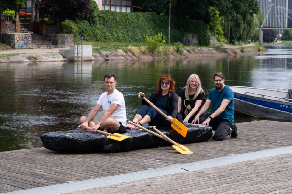 Ster na Bydgoszcz. Butelkowe łodzie w różnych kształtach – kosmonauci i pływający fortepian