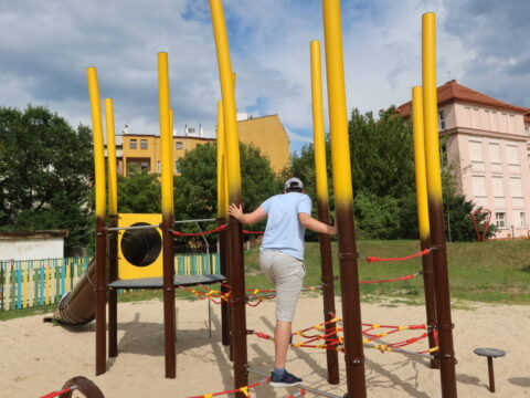 Plac zabaw przy ulicy Granicznej na Okolu z nowymi urządzeniami