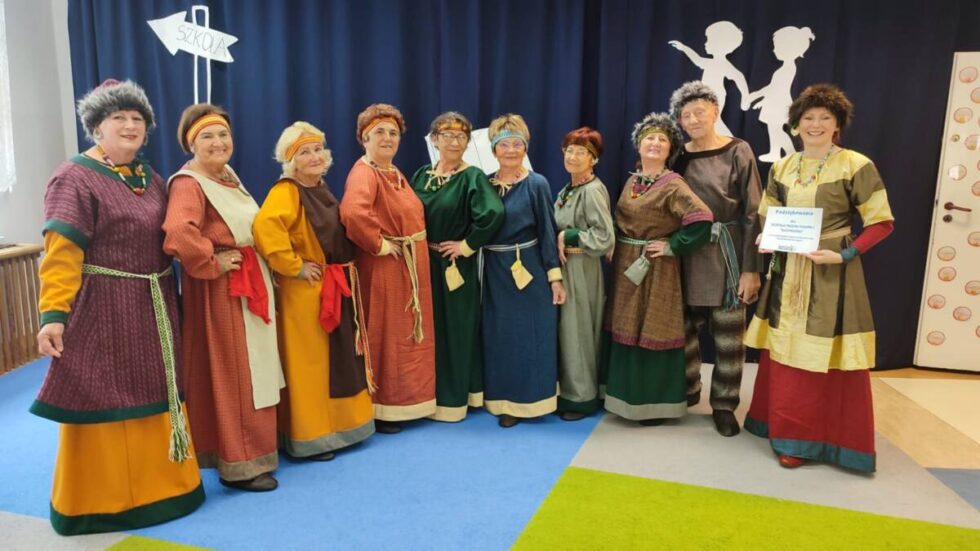 Kazimierki tańczą w średniowiecznym stylu. Niezwykła pasja bydgoskich seniorek i seniorów