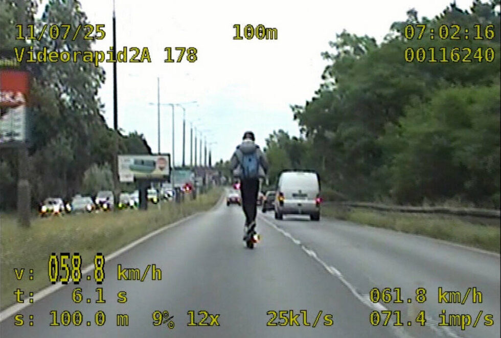 Pędził lewym pasem po ulicy Fordońskiej – na hulajnodze. Zatrzymali go policjanci z grupy Speed [WIDEO]