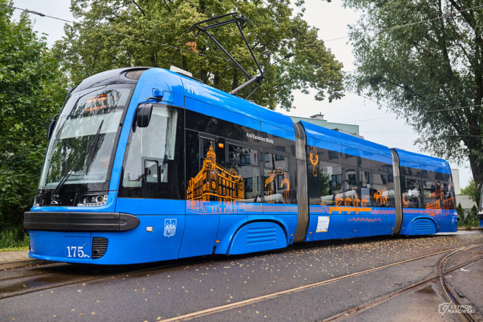 Kolorowy tramwaj UKW już na bydgoskich torach. Nietypowe świętowanie 20-lecia uniwersytetu