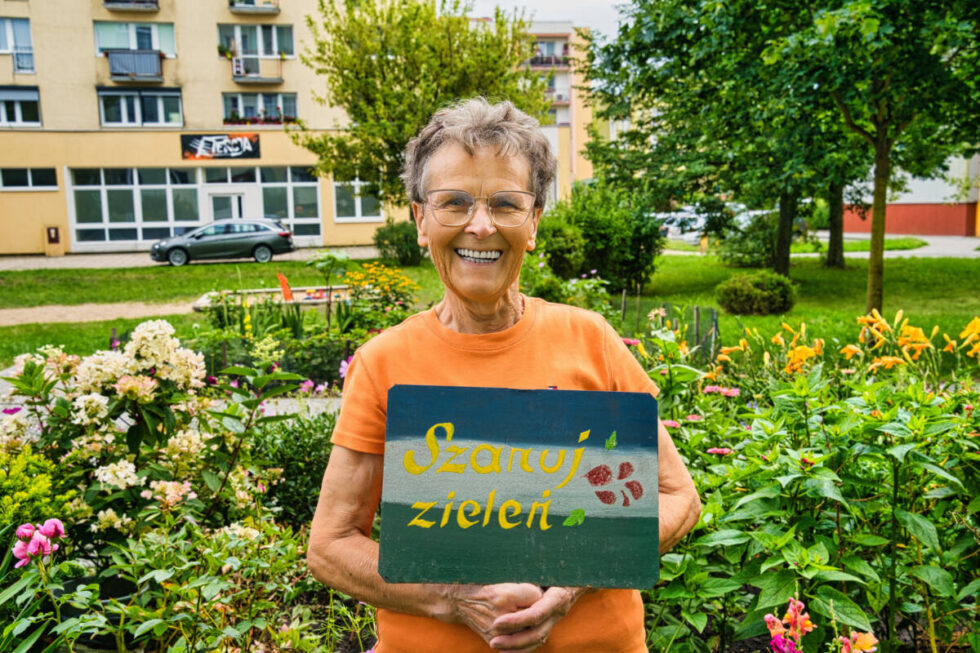 Seniorka od niemal 40 lat dba o zieleń przy wieżowcu w Fordonie. – Przypadek sprawił, że nie zostałam żoną rolnika