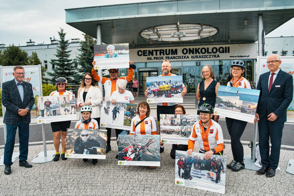 Rowerzyści z Onko Tour wjechali do Centrum Onkologii. Przypomnieli pacjentom o sile pozytywnego myślenia