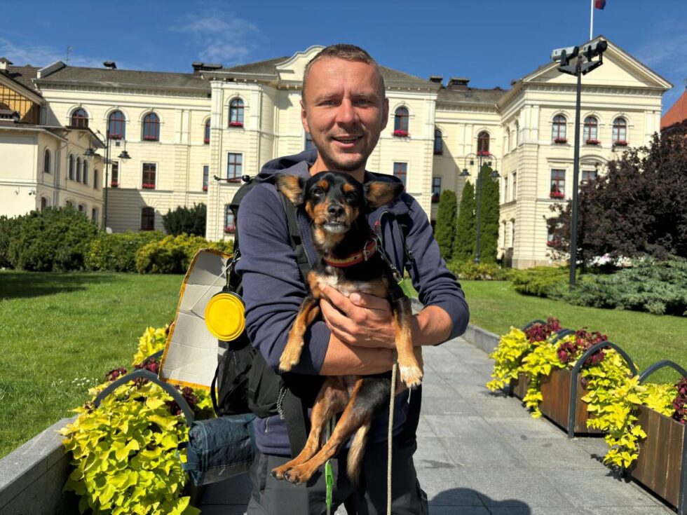 Darek Strojewski i pies Pindol przemierzają z Zakopanego na Hel. Dziś można ich było spotkać w centrum Bydgoszczy