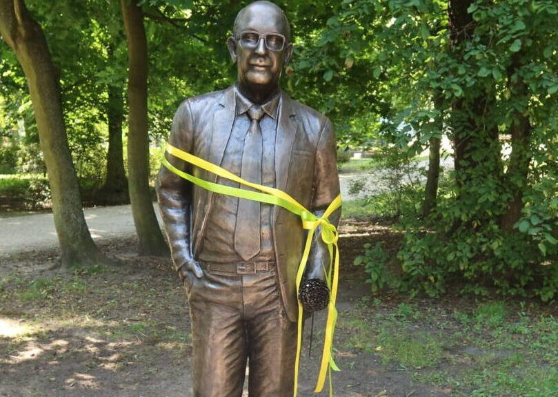 Nowy pomnik w Bydgoszczy. To profesor i wielokrotny mistrz Polski. Dlaczego trzyma w ręku kwiaty?