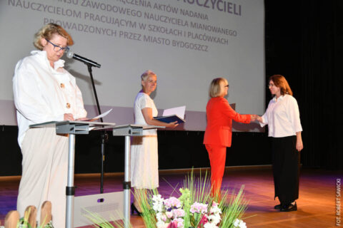 Nauczyciele z Bydgoszczy z aktami awansu. „W tym zawodzie ciągle się trzeba uczyć”