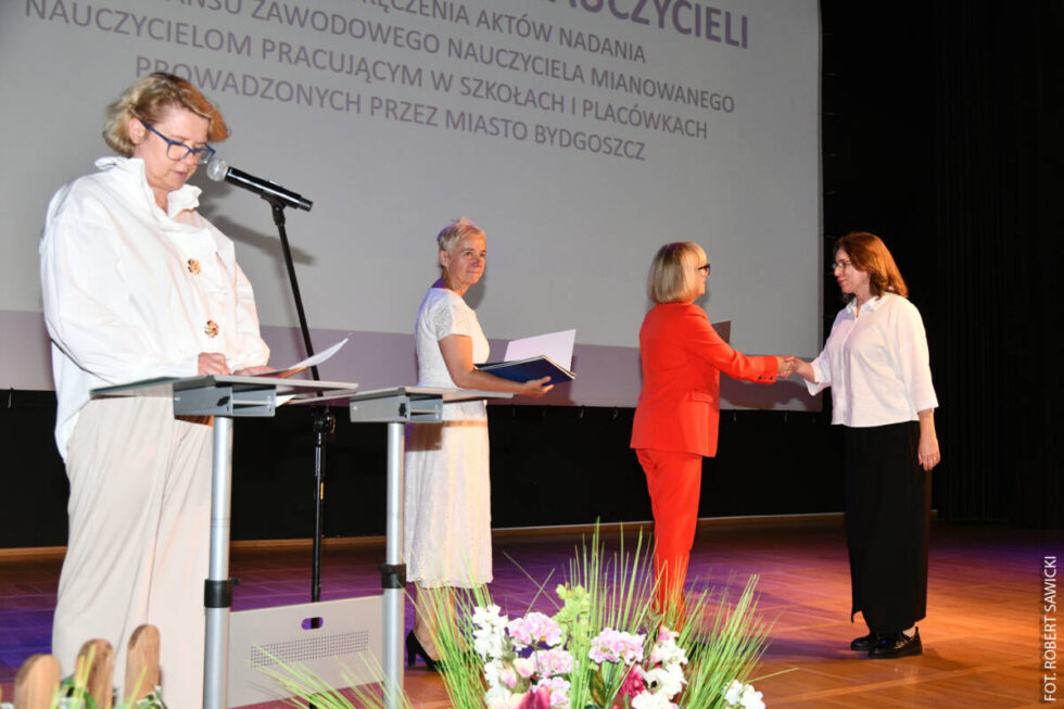 Nauczyciele z Bydgoszczy z aktami awansu. „W tym zawodzie ciągle się trzeba uczyć”