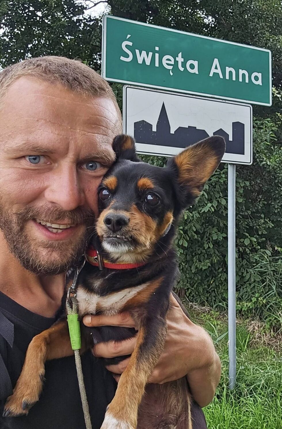 Darek Strojewski i jego pies Pindol pieszo maszerują z Zakopanego na Hel. Dotarli do Bydgoszczy