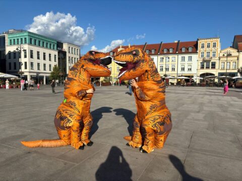 Dwa dinozaury opanowały Stary Rynek w Bydgoszczy. Nie wzbudziły strachu tylko szerokie uśmiechy