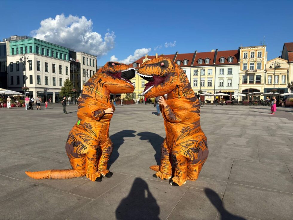 Dwa dinozaury opanowały Stary Rynek w Bydgoszczy. Nie wzbudziły strachu tylko szerokie uśmiechy