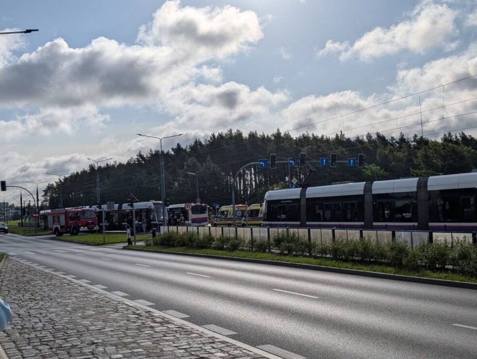 Zderzenie autobusu z tramwajem w Fordonie. Utrudnienia w ruchu, kilka osób rannych [aktualizacja]