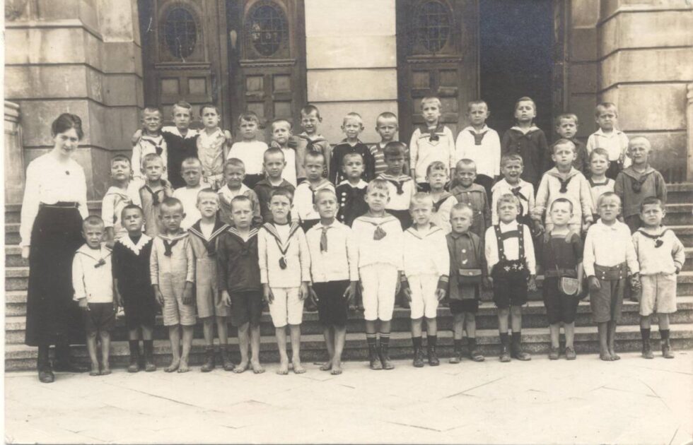 Najmłodsi bydgoszczanie na schodach obecnego VI LO – tak było w szkole w roku 1918