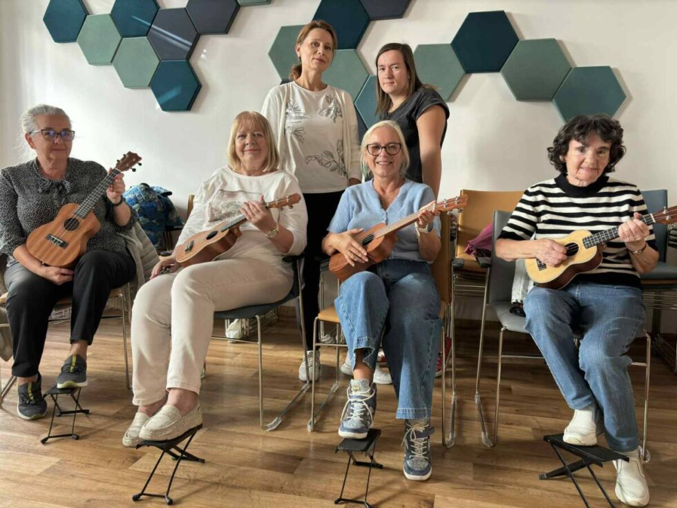 Muzykalni jak bydgoscy seniorzy. W Centrum Seniora ćwiczą grę na ukulele