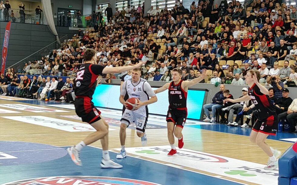 Enea Abramczyk Astoria kontra I liga – sześć do zera. Emocje w dogrywce koszykarzy i derbach siatkarek