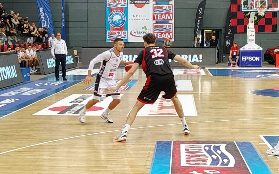 Koszykarze Enei Abramczyk Astorii ciągle niepokonani. Wygrana w Łodzi wielkim krokiem do zwycięstwa w rundzie zasadniczej