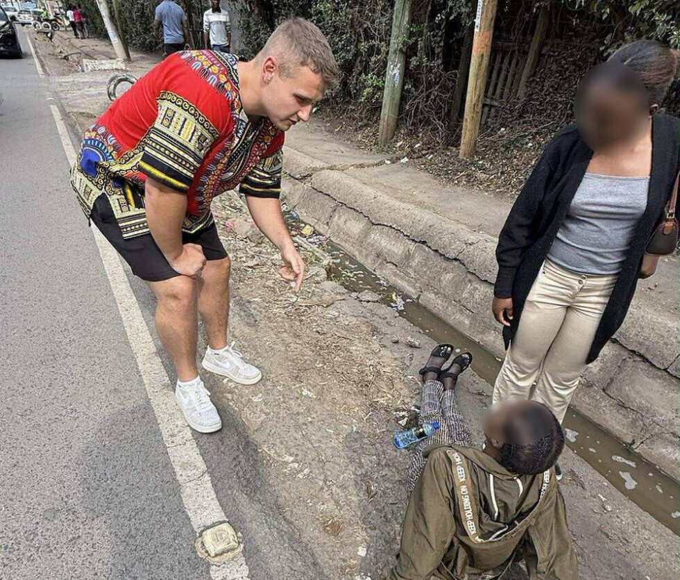 Bydgoscy policjanci pomagają ludziom nawet w Kenii. Na ratunek nieprzytomnej kobiecie w Nairobi