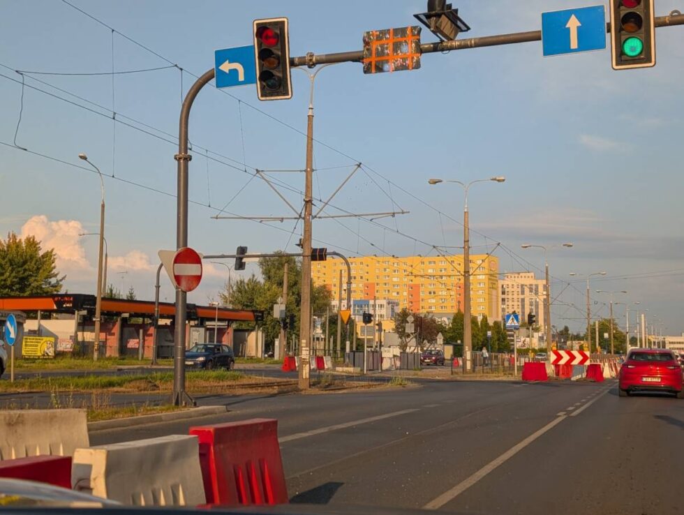 Prace drogowe na ulicy Fordońskiej. Trwa remont nawierzchni i przebudowa przystanków tramwajowych