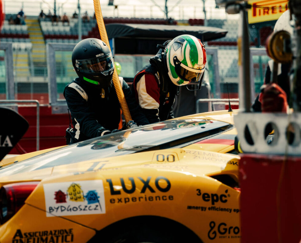 Nastolatek z Bydgoszczy na podium wyścigu na torze Imola. Dawid Żydlewski: Tempo świetne, walka zacięta