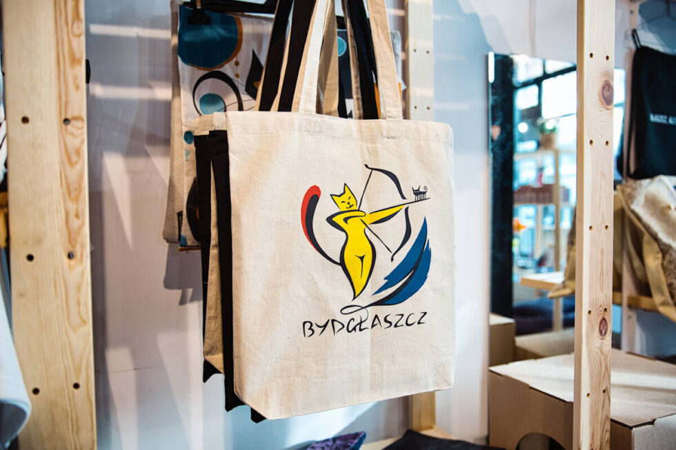 Symbole Bydgoszczy z kotami w roli głównej. To projekt „Bydgłaszcz” Stowarzyszenia Stukot