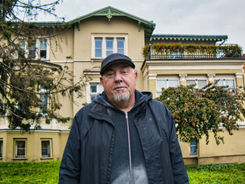 W hebrajskim napisie Bóg czuwa nad Długą, a opowieści Damiana Rączki „wywalają z butów”