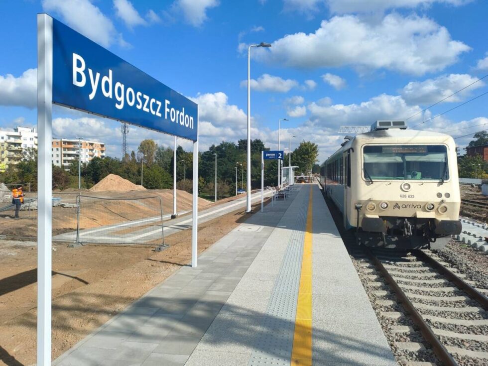 Inwestycje kolejowe. Peron na przystanku kolejowym Bydgoszcz Fordon już dostępny dla pasażerów