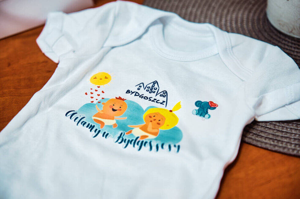 Bydgoskie body dla noworodków. Miasto ogłasza konkurs. Nagroda – 3 tys. złotych