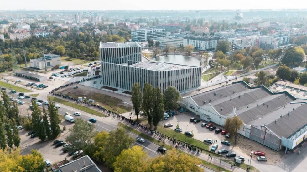 Bydgoszczanie zakochali się w nowym kampusie Akademii Muzycznej. Kolejka na ćwierć kilometra [ZDJĘCIA]