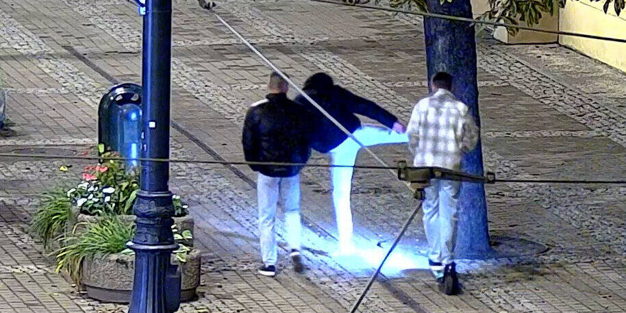 Rozrzucali śmieci i ubrania na ulicy i torach tramwajowych. Wpadli w oko kamery i się skończyło [WIDEO]