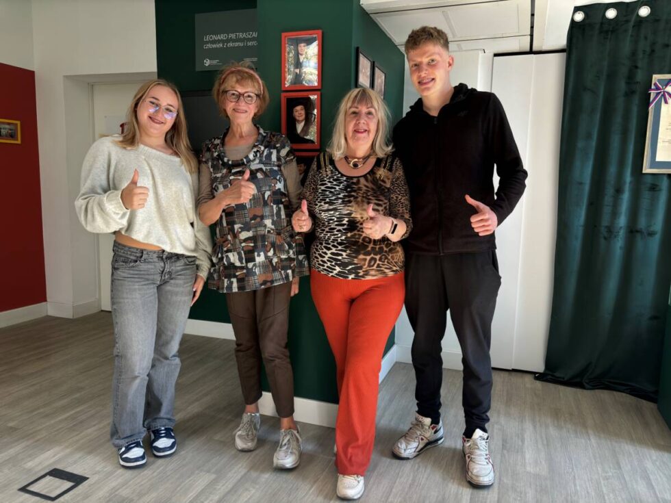 Na Okolu seniorzy zamienili się rolami z młodzieżą. – Tutaj czuję się po prostu happy!