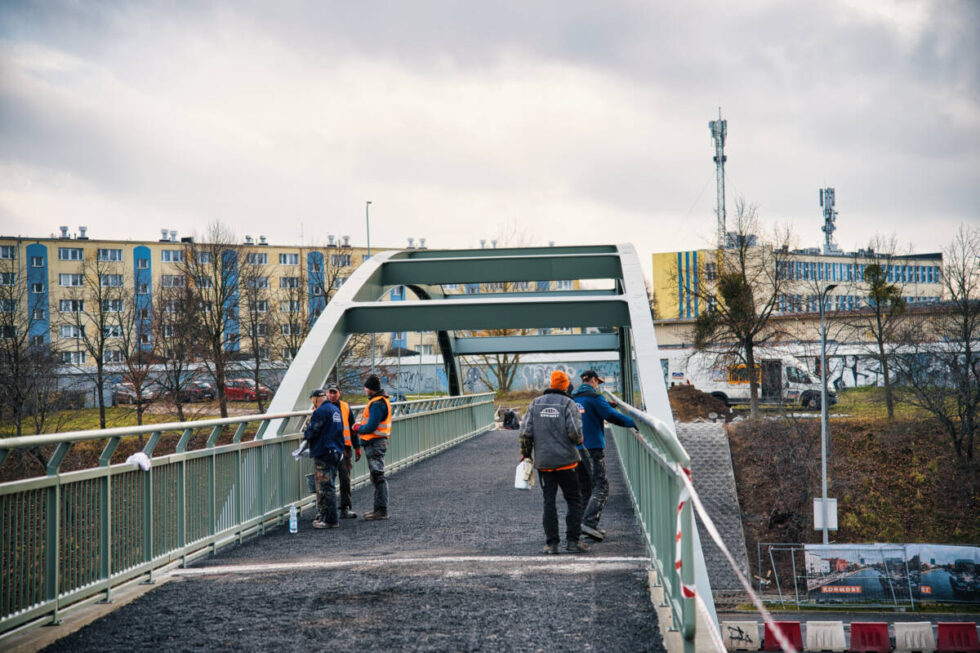 Kładka łącząca Wyżyny ze Wzgórzem Wolności już po remoncie i malowaniu