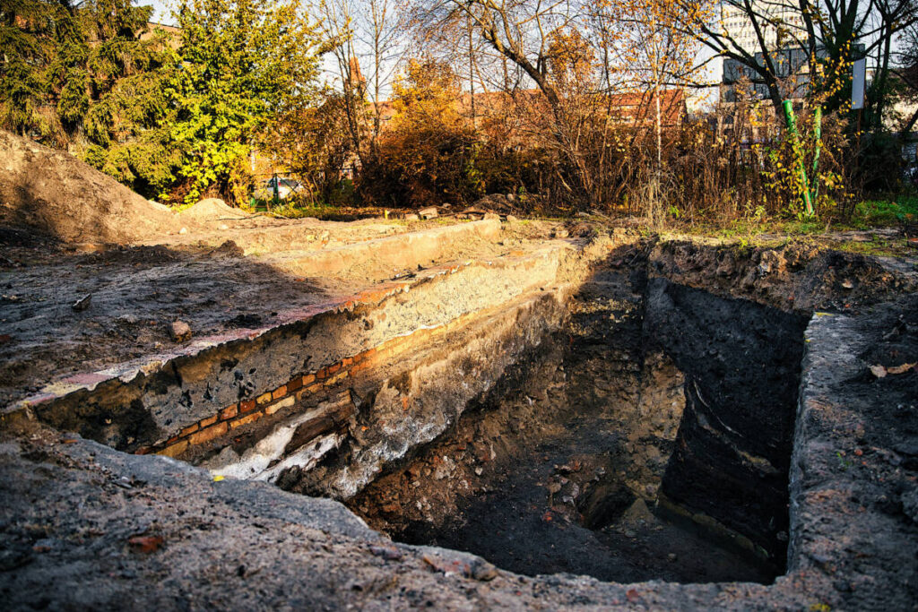 Wykopaliska na terenie po przedszkolu Alf