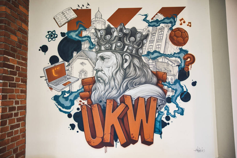 Król Kazimierz spogląda z muralu Uniwersytetu Kazimierza Wielkiego