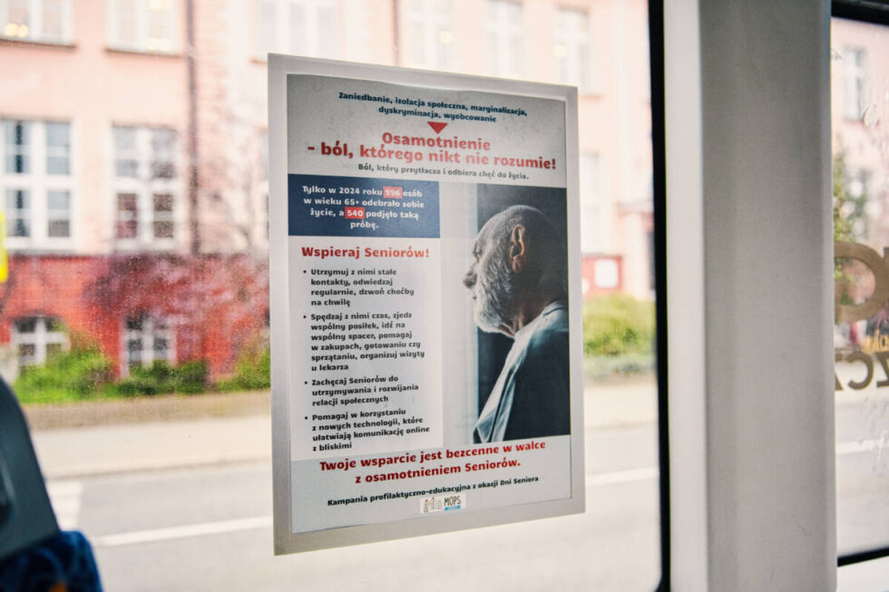 „Osamotnienie – ból, którego nikt nie rozumie”. Bydgoski MOPS o kryzysie samotnych seniorów