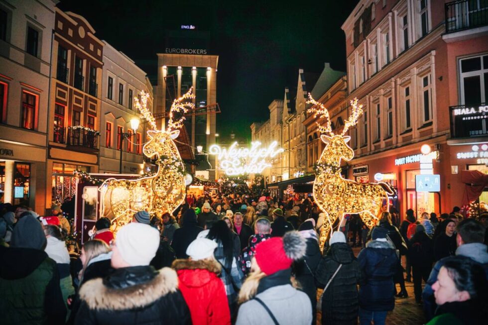 Bydgoski Jarmark Świąteczny. Choinka rozświetlona. Kramy i karuzele oblężone. Tłumy na inauguracji [ZDJĘCIA]