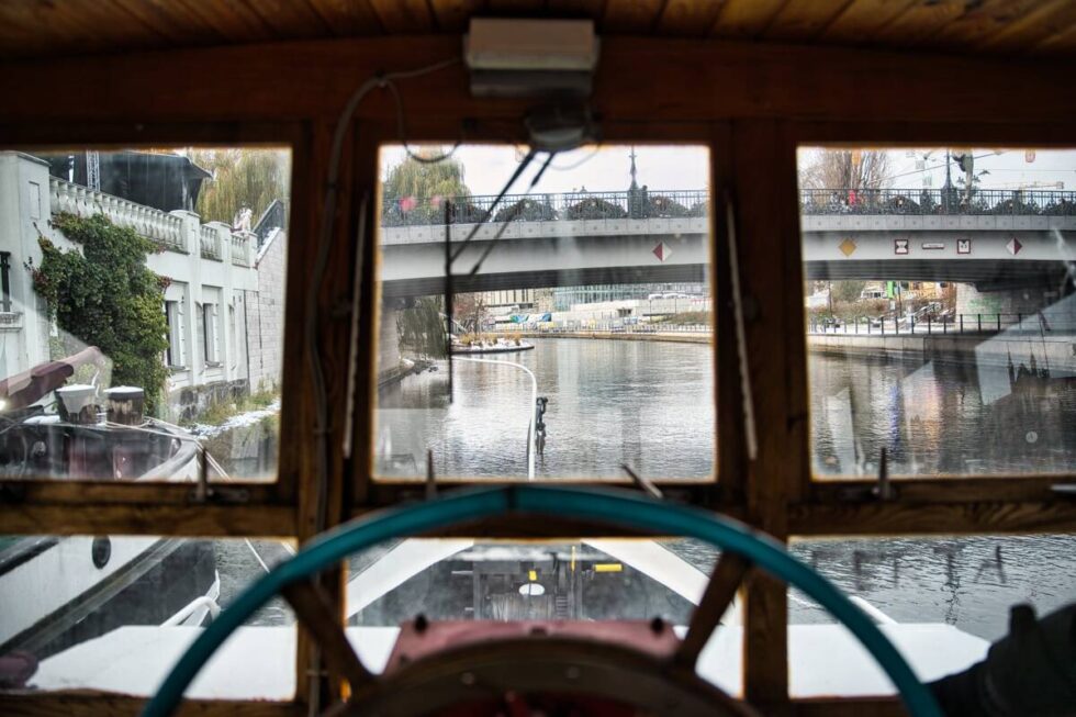 Dym wyleciał z komina „Certy”. Holownik wrócił do Bydgoszczy i będzie służył mieszkańcom [ZDJĘCIA]