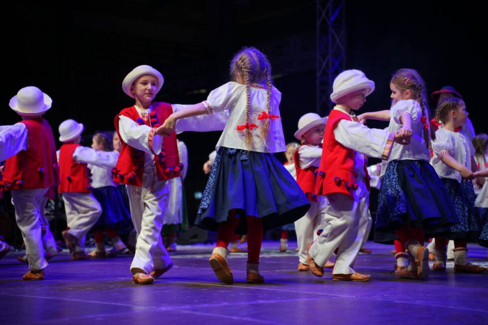 „Płomienie” rozgrzewają tańcem i śpiewem od 45 lat. Jubileuszowy koncert zasłużonego zespołu [ZDJĘCIA]