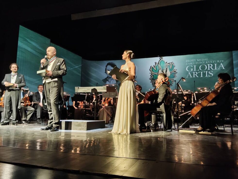 Bydgoszcz miastem muzyki. Złote Medale Gloria Artis dla śpiewaków wręczono w Operze Nova. Sławni pianiści gośćmi w ratuszu