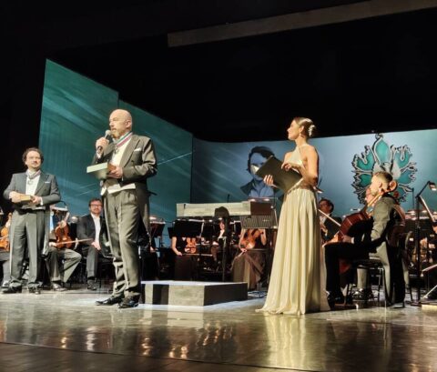 Bydgoszcz miastem muzyki. Złote Medale Gloria Artis dla śpiewaków wręczono w Operze Nova. Sławni pianiści gośćmi w ratuszu