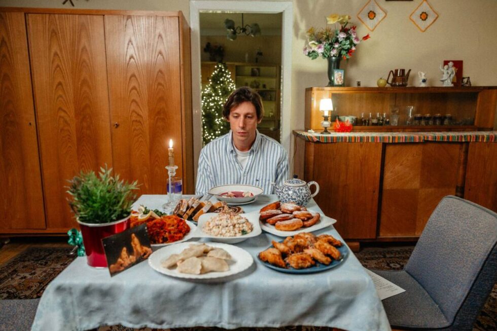 Samotność sprawia, że święta blakną. Ogólnopolska kampania wspiera najbardziej potrzebujących seniorów