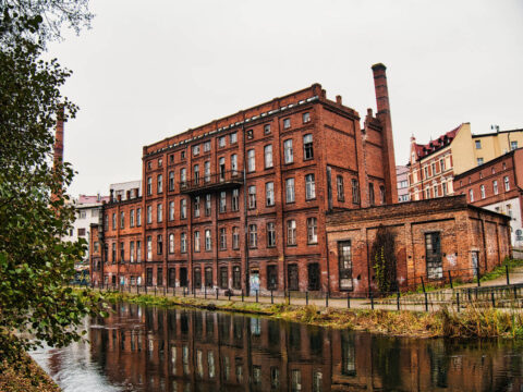 Nowa twarz starej farbiarni – nowoczesne apartamenty, kawiarnie i lokale usługowe. Jest pozwolenie na budowę