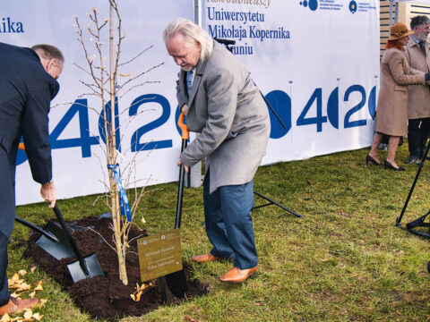 Uroczystość zasadzenia miłorzębu japońskiego z okazji Roku Jubileuszy CM UMK