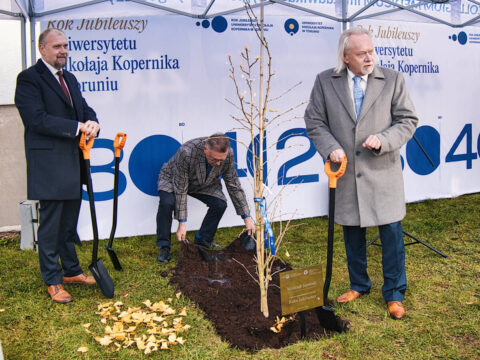 Uroczystość zasadzenia miłorzębu japońskiego z okazji Roku Jubileuszy CM UMK