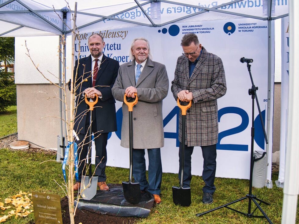 Miłorząb, symbol trwałości i odrodzenia zasadzono przed Wydziałem Farmaceutycznym Collegium Medicum w Bydgoszczy
