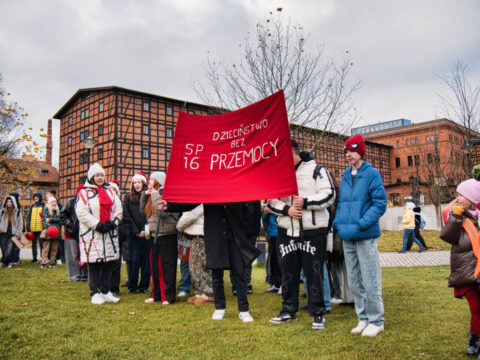 Dobre dzieciństwo daje dziecku moc. Uczniowie i przedszkolaki w pierwszym Marszu Przeciwko Przemocy [zdjęcia]
