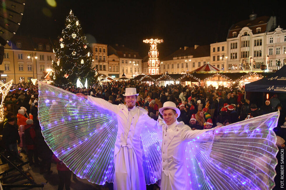 Bydgoski Jarmark Świąteczny. Choinka rozświetlona. Kramy i karuzele oblężone. Tłumy na inauguracji [ZDJĘCIA]